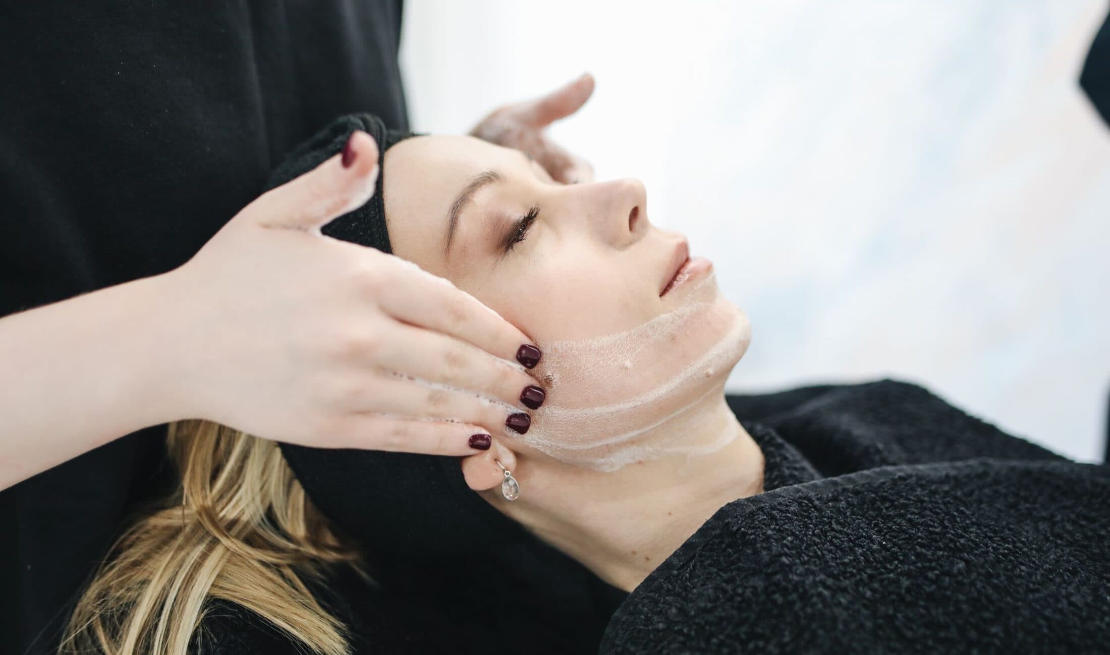 Tratament facial într-un salon NOIR